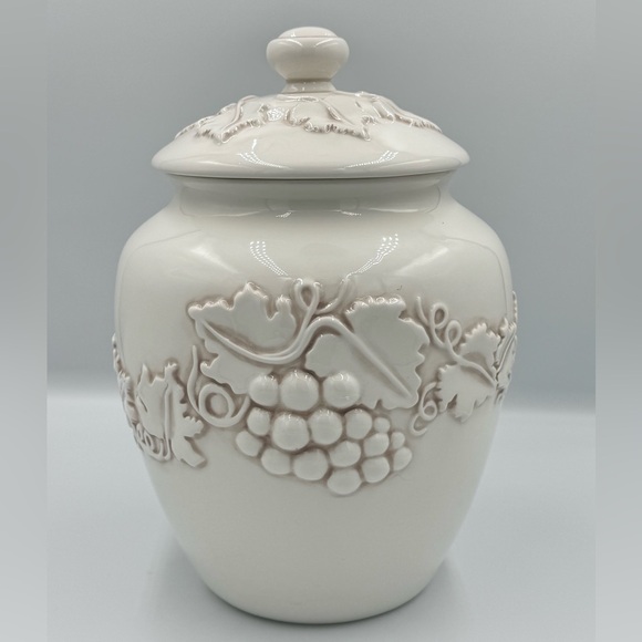 Seattle Inspirado Stonelite Antique White Cookie Jar Grapes/Vine Design - Picture 1 of 8